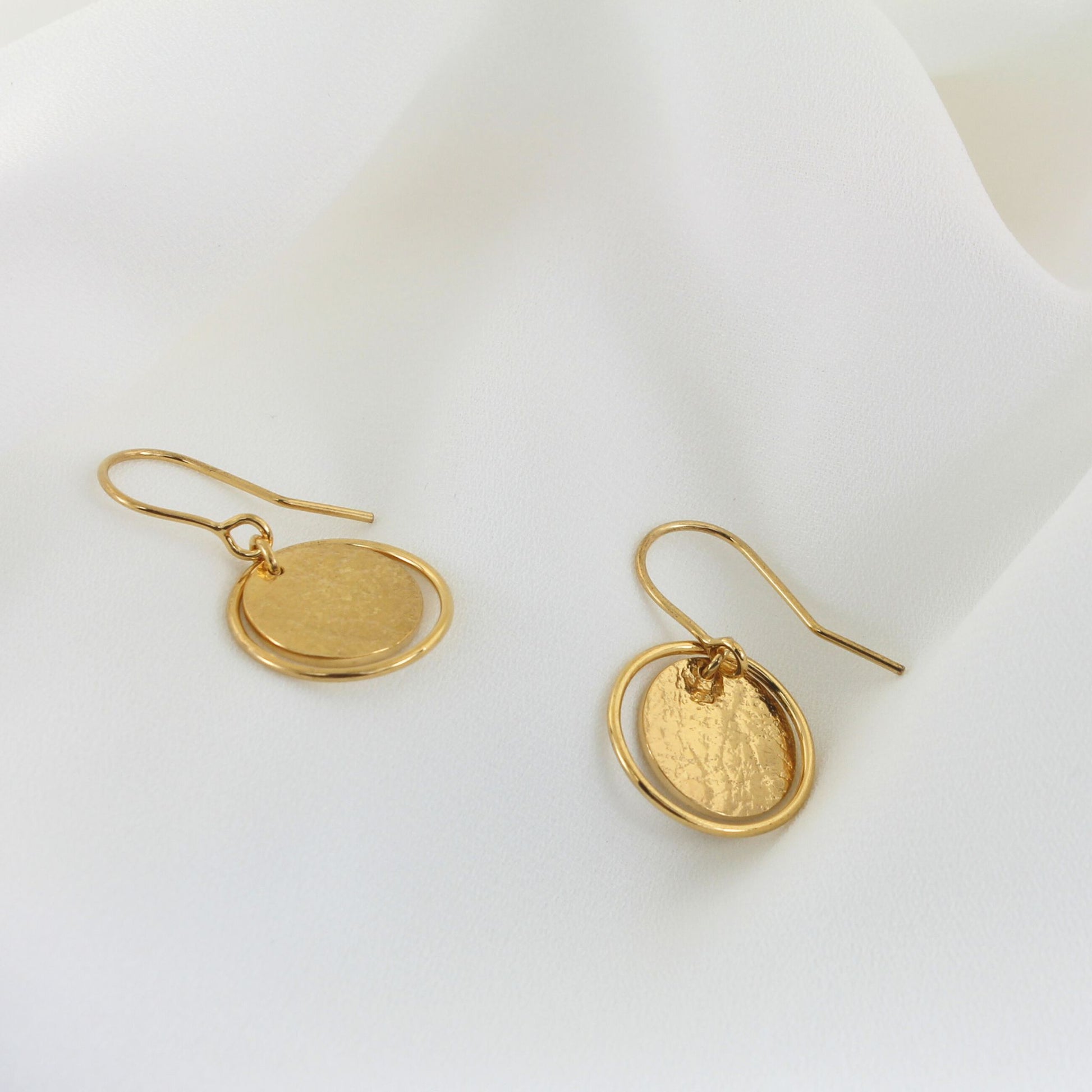 minimalist gold textured circle dangly earrings